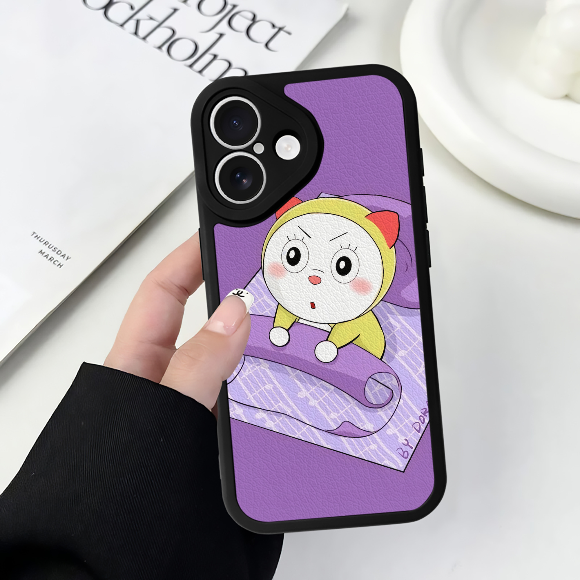 （画像用） ドラえもん Doraemon 【iPhone 16シリーズ対応】シリコンスマホケース（レザー調） 材質：シリコン